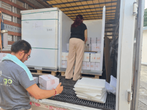 Reparto de paquetes y cajas en camión de Huila Tv, transporte y distribución de productos en el departamento, logística eficiente en el transporte de encomiendas.