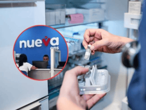 Vacuna COVID-19 siendo aplicada en una farmacia en Huila, Colombia, con profesionales de salud atendiendo pacientes y promoviendo la vacunación en la región.