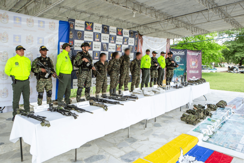 Armamento y equipos militares exhibidos en evento de seguridad en Huila, Colombia con presencia de fuerzas militares y policías. Seguridad y defensa en Huila Tv destacado en el evento.