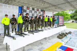 Armamento y equipos militares exhibidos en evento de seguridad en Huila, Colombia con presencia de fuerzas militares y policías. Seguridad y defensa en Huila Tv destacado en el evento.