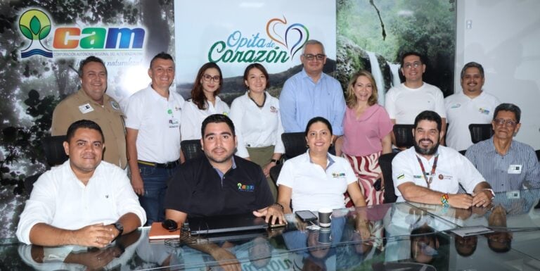 Grupo de profesionales y autoridades en una reunión sobre el sector acuícola en Huila, promoviendo prácticas sostenibles y protección ambiental en la región.