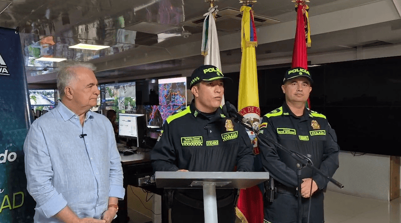 Policía en conferencia de prensa en Huila TV, presentación de estrategias y operativos en el departamento, resaltando el trabajo de las fuerzas policiales y seguridad en la región.