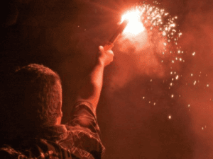 Disparo de bengala con fuegos artificiales en la noche, resaltando las celebraciones en Huila TV en Colombia.