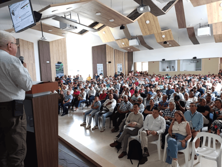 Imagen de una conferencia en El Espinal con gran asistencia, donde se analiza la crisis del sector arrocero en Huila, con participación de agricultores y expertos.