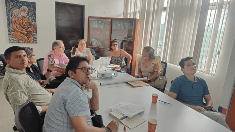 Artistas participando en reunión para el afiche oficial del Festival del Bambuco en Huila, con enfoque en cultura y música tradicional colombiana.