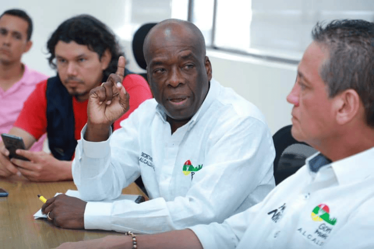 Imagen de una reunión de control fiscal en Neiva, con funcionarios discutiendo temas relacionados con el proceso del PAE y la auditoría de la Contraloría.