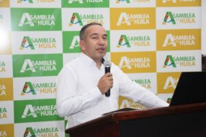 Imagen de un concejal del Huila durante una intervención en una rueda de prensa, abordando el tema del déficit superior a $1.000 millones por cesantías no presupuestadas.