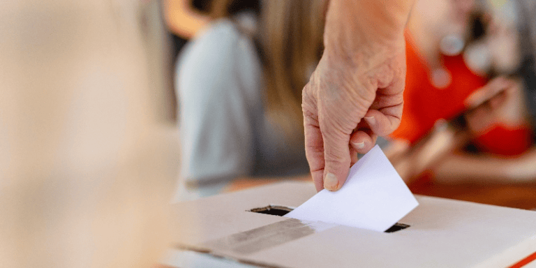 Jurado de votación en el Huila colocando su voto en la urna durante los comicios legislativos en el departamento del Huila.