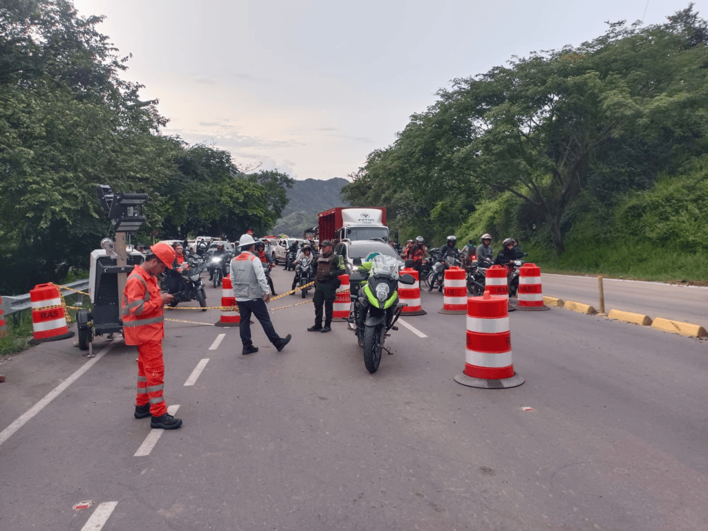 Paso intermitente en la Ruta 45 por deslizamientos en el sector de Los Altares