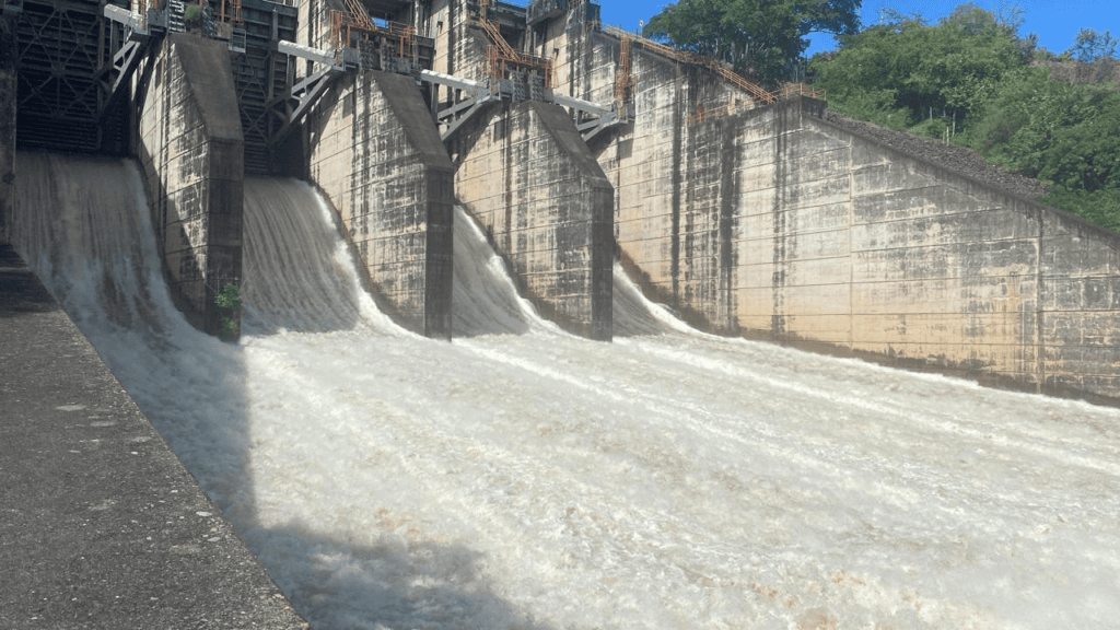 Asegurando la generación de energía en Huila, Colombia, con la apertura preventiva de compuertas debido al aumento de lluvias.